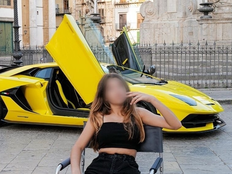 Lamborghini é criticada por ter meninas em anúncio de carro de R$ 2 mi