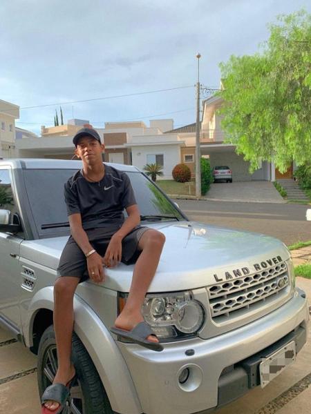 MC Bruninho ostenta carrão no Instagram - Reprodução Instagram