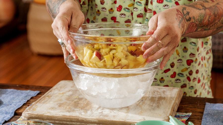 Frutas que estavam na churrasqueira resfriadas no banho-maria invertido - Mariana Pekin/UOL