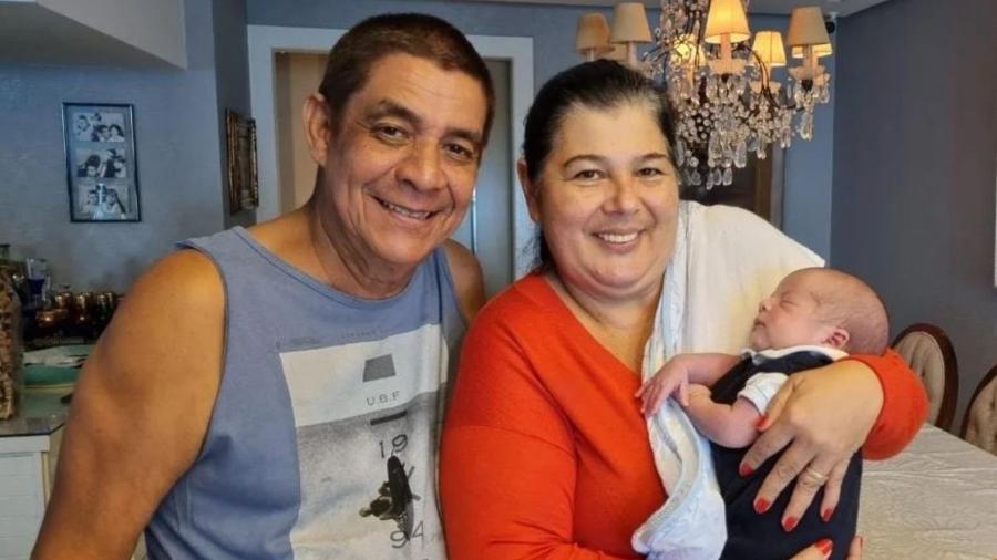 Zeca Pagodinho, a esposa Monica Silva e o netinho recém-nascido, Miguel - Reprodução/Instagram
