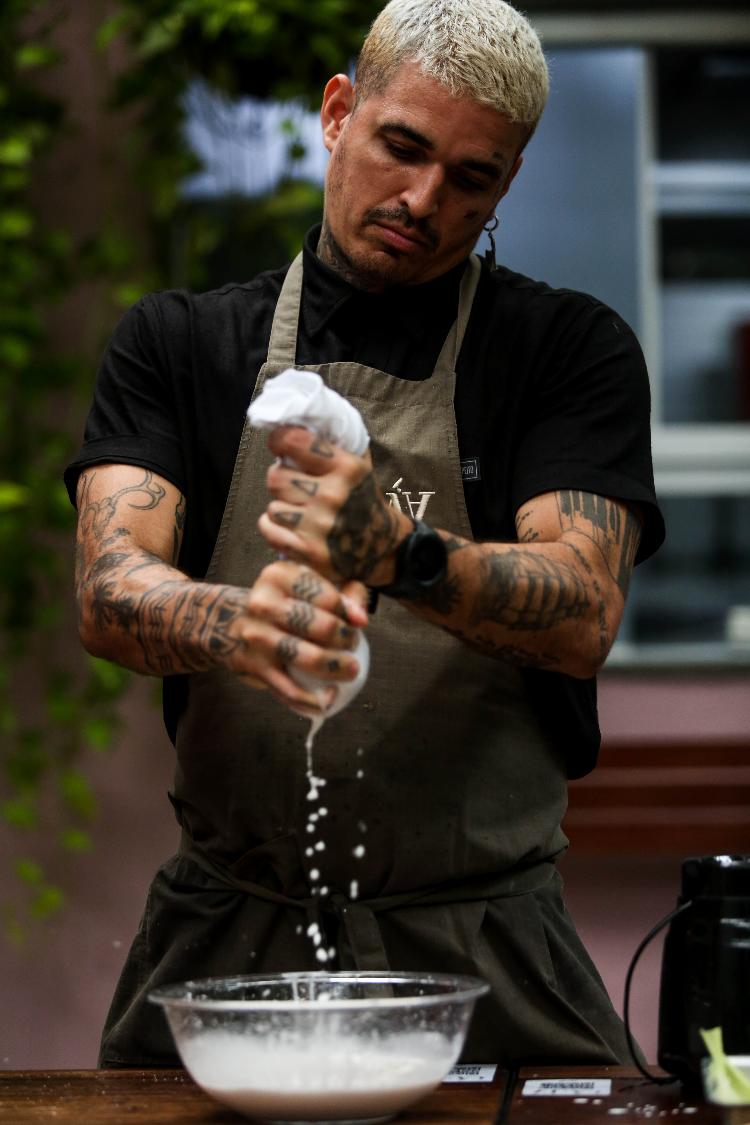 O chef prepara o leite de coco para a receita do bolo de milho - Ricardo Labastier/ysoke - Ricardo Labastier/UOL