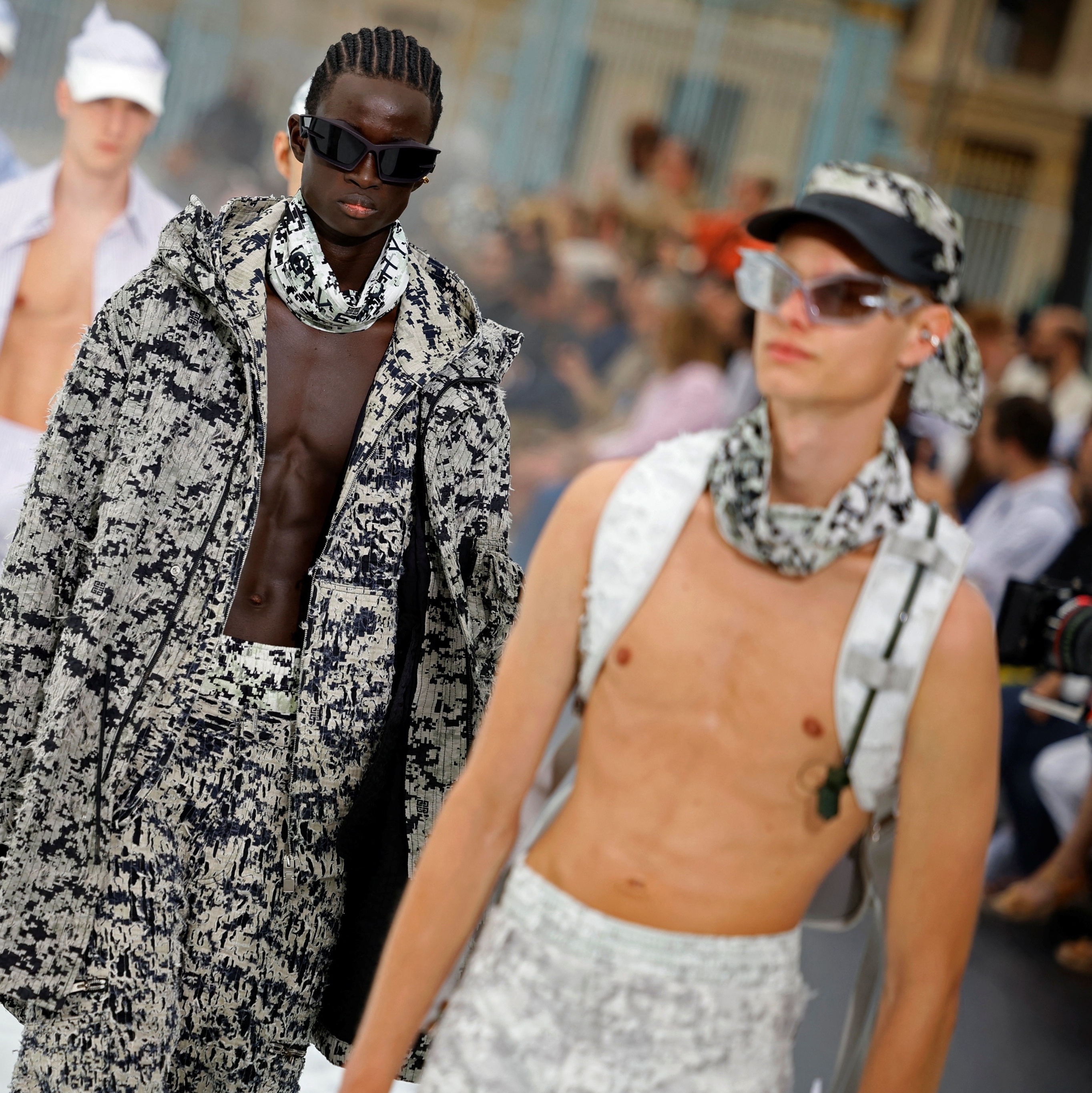 Homem da Givenchy usa capuz, peito nu e galochas em desfile de Paris