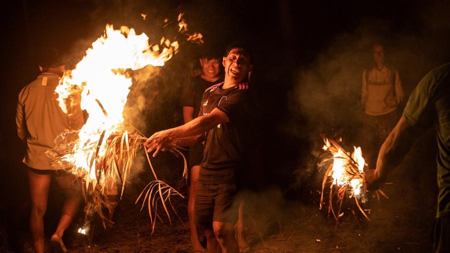 Em um ritual divertido, indígenas utilizam o fogo antes da pescaria para queimar os pelos dos corpos daqueles que entrarão na água -- o cheiro do pelo queimado espanta animais peçonhentos - Sitah