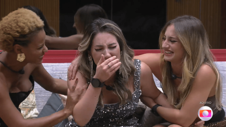 BBB 23: Aline acolhe Amanda após anúncio de sua vitória - Reprodução/Globoplay