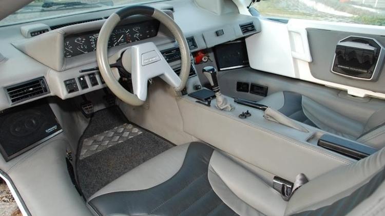 O interior era bem acabado e com diversos itens exclusivos, como volante de 25 cm oval O interior era bem acabado e com diversos itens exclusivos, como volante de 25 cm oval