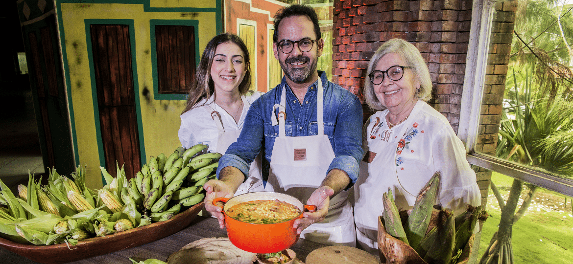 O chef Onildo Rocha prepara munguzá salgado ao lado da mãe e da filha  - Milena Medeiros/UOL