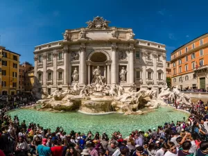 Homem é multado em quase R$ 6 mil por subir na Fontana di Trevi