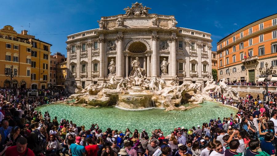 Essa multidão joga suas moedinhas diariamente na Fontana di Trevi