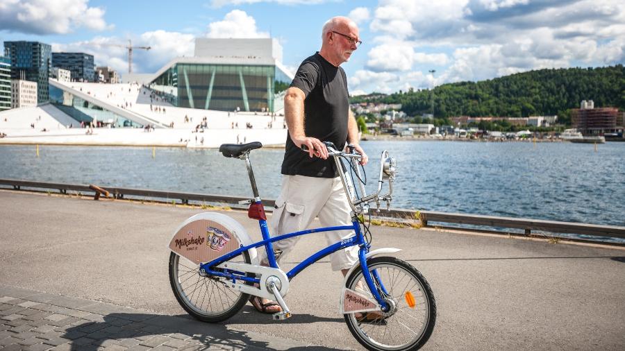 Idoso com sua bicicleta em frente à Ópera de Oslo, na Noruega