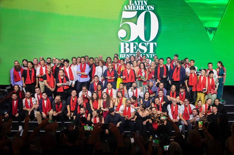 As equipes dos 50 melhores restaurantes da América Latina reunidos no palco do prêmio: peruanos dominaram o cenário gastronômico do continente