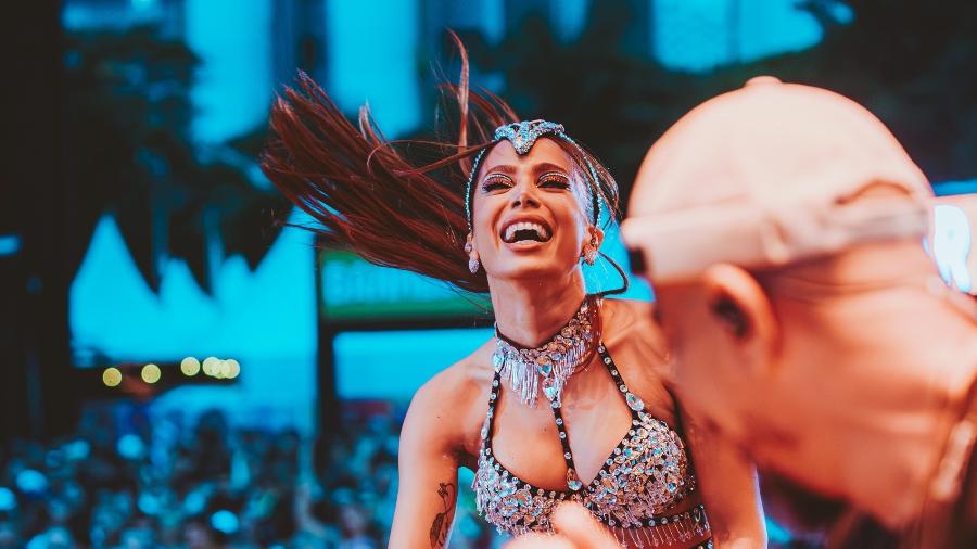 Anitta se diverte no palco de seus Ensaios em São Paulo