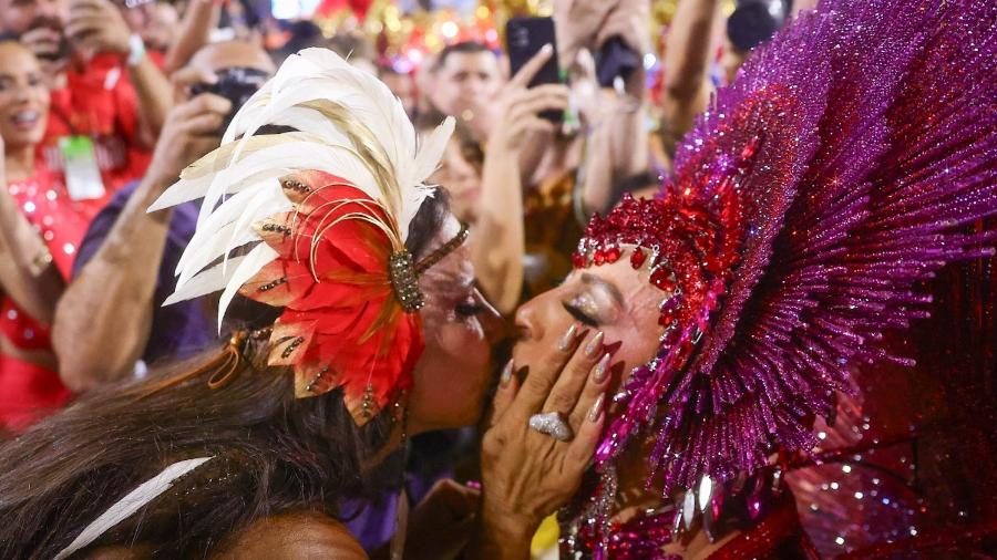 Sabrina Sato ganha selinho de Viviane Araújo durante desfile da Unidos de Vila Isabel