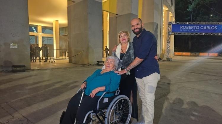 Gustavo fez surpresa à mãe, Maria de Lourdes, e à avó, Maria Lima, com show de Roberto Carlos