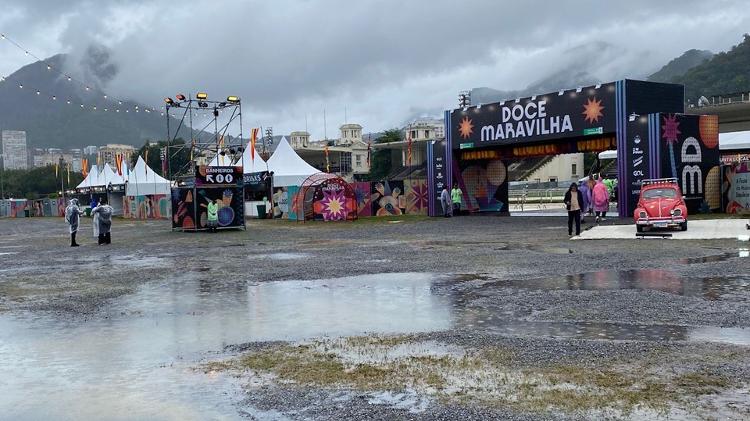 Chuva cai na tarde de domingo (26), no Jockey Club, no Rio, onde acontece o segundo dia do festival Doce Maravilha