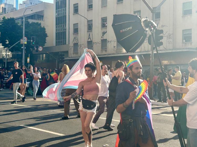 Bandeira trans na Parada do Orgulho LGBT+