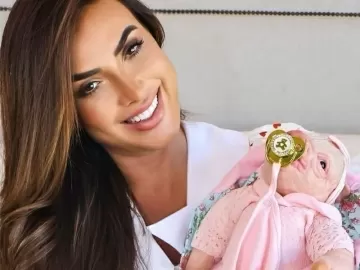 Nicole Bahls surpreende ao mostrar boneco de porco: 'Novas bebezinhas'