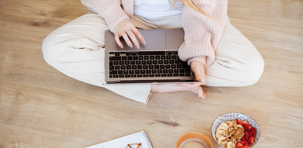 Chefe fixa em 5 minutos tempo para empregado em home office ir ao banheiro