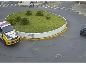 Carro em fuga faz viatura dar voltas em rotatória no PR; veja o vídeo