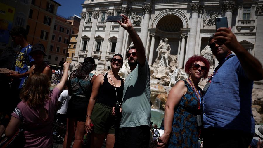 Turistas na Fontana di Trevi, em Roma