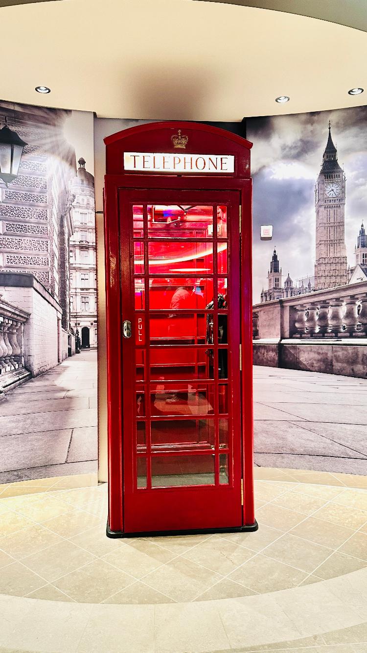 Apenas uma cabine telefônica inglesa na decoração do navio? Que nada Apenas uma cabine telefônica inglesa na decoração do navio? Que nada