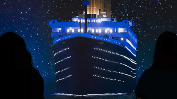 Projeção mostra o navio em meio ao oceano na noite do acidente Projeção mostra o navio em meio ao oceano na noite do acidente