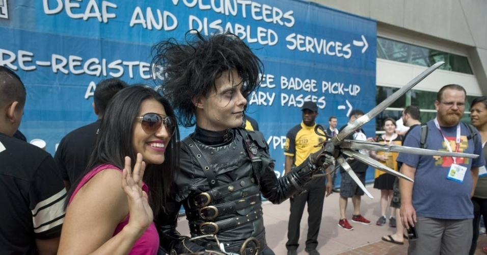 10.jul.2015 - Micah Lee chama atenção dos visitantes da Comic-Con 2015  com fantasia do personagem Edward Mãos-de-Tesoura