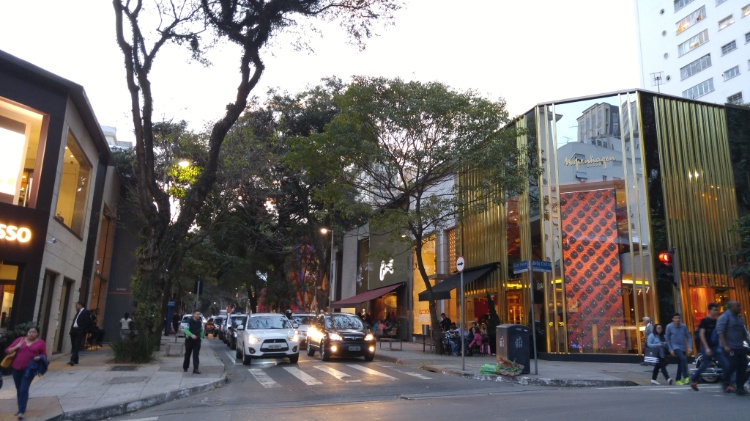 Lojas na Rua Oscar Freire, uma das mais famosas do bairro nobre dos Jardins Lojas na Rua Oscar Freire, uma das mais famosas do bairro nobre dos Jardins
