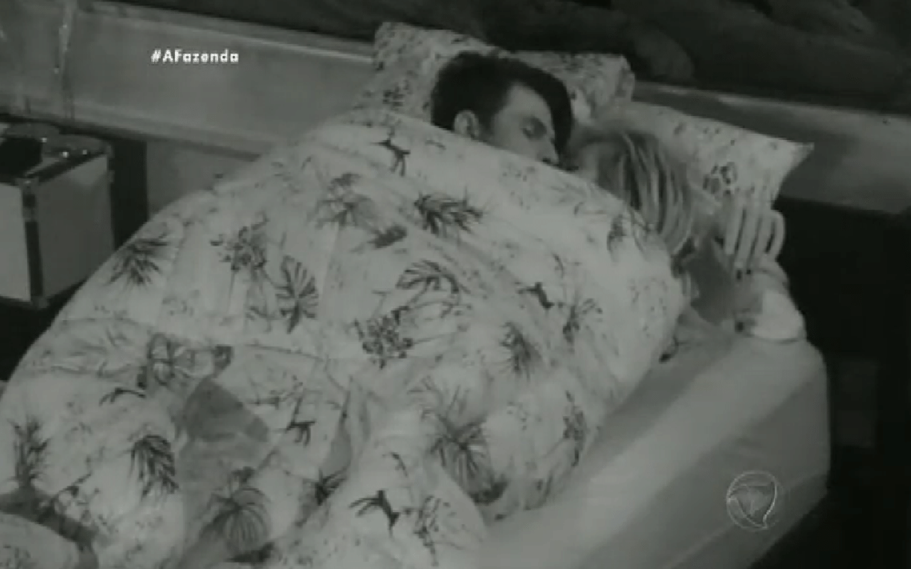 6.out.2015 - Marcelo Bimbi e Veridiana Freitas trocam beijos - Reprodução/Record