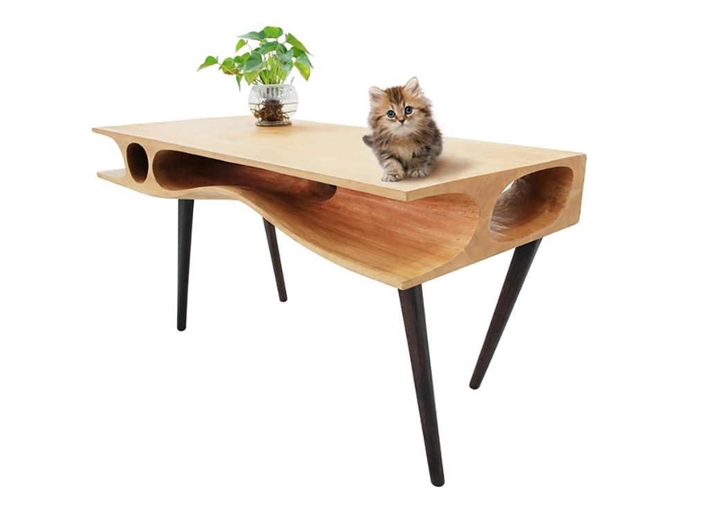 A mesa CATable 1.0 é feita de madeira e possui nichos sob o tampo, por onde os gatos podem passar, brincar e se esconder. O móvel tem design assinado por Ruan Hao, do escritório chinês Lycs (www.lycs-arc.com), e mede 78 cm x 70 cm x 150 cm - Divulgação