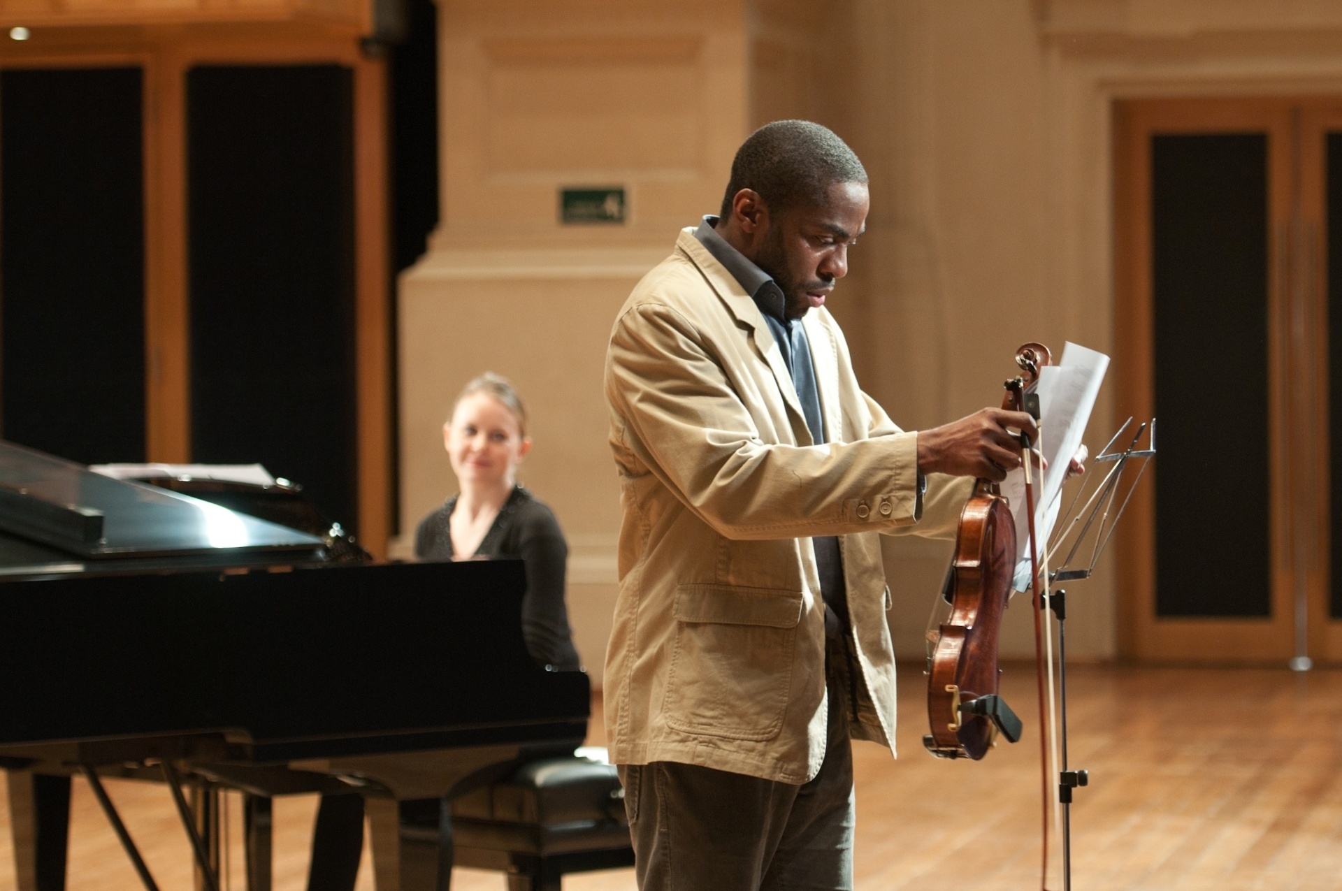 Lázaro Ramos vive Laerte, professor que ensina música clássica a jovens de Heliópolis em "Tudo que Aprendemos Juntos" - Divulgação