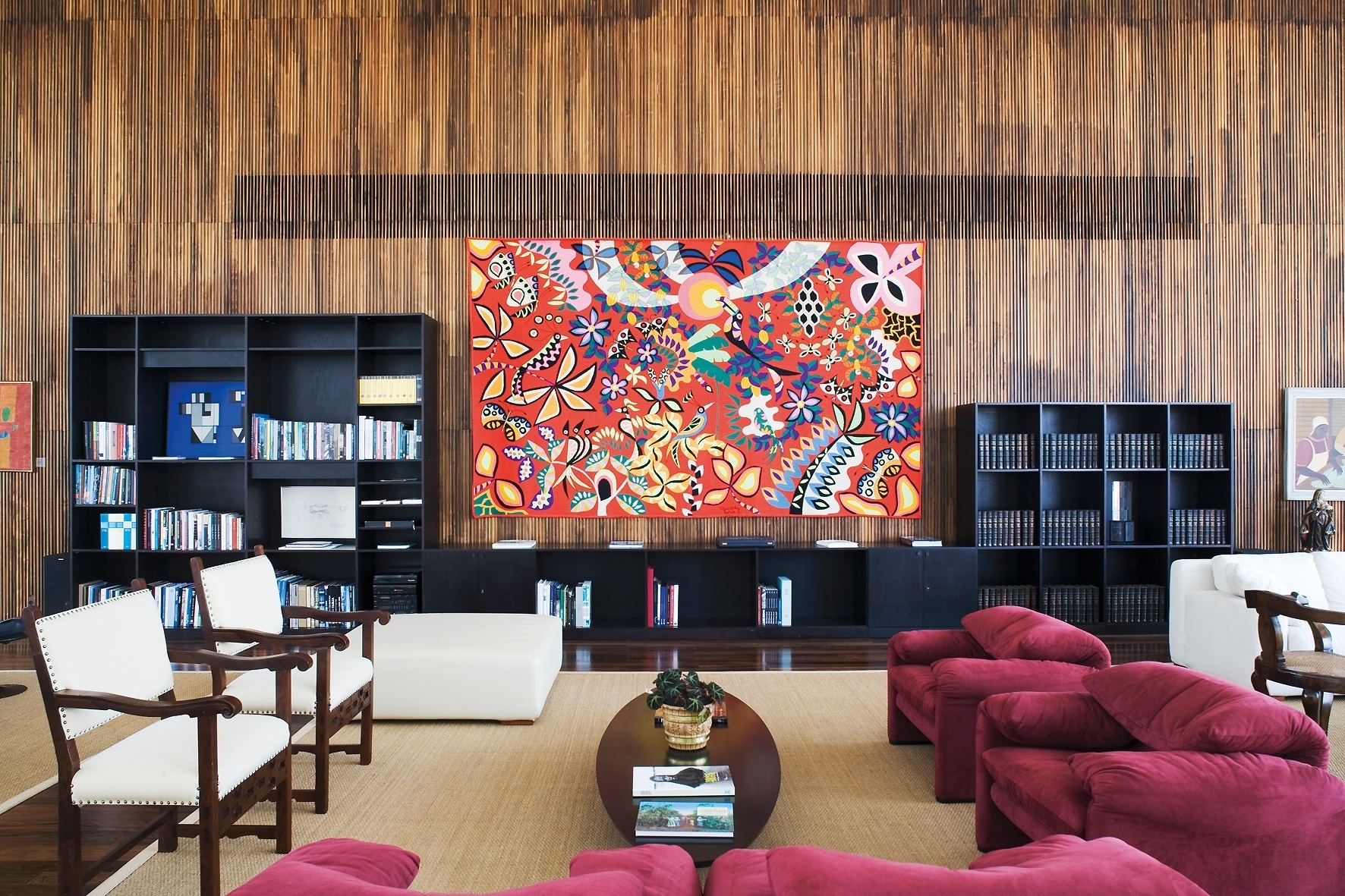 Local de recepção de autoridades, o Salão de Estado possui a sobriedade adequada para sua função. Porém, um elemento leva cor ao espaço: a tapeçaria do artista Kennedy Bahia. O Palácio da Alvorada foi projetado pelo arquiteto Oscar Niemeyer - Leonardo Finotti/ UOL