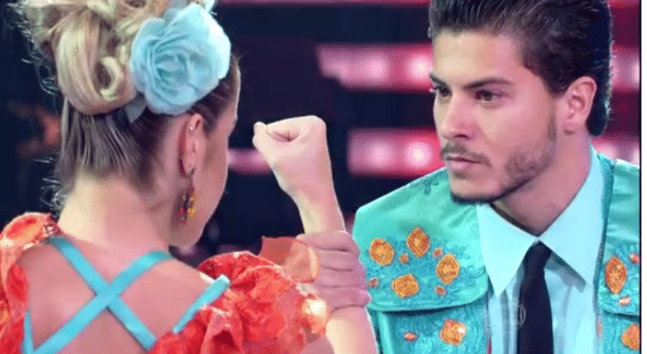 29.nov.2015 - Caracterizados e acompanhados por bailarinos profissionais, homens e mulheres dançaram o pasodoble, ritmo inspirado nas touradas espanholas. Surgiu no século 16, mas se popularizou mesmo somente a partir da década de 1920 - Reprodução/TV Globo