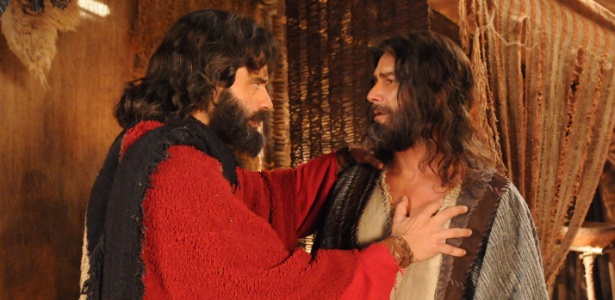 Moisés (Guilherme Winter) e Arão (Petrônio Gontijo) em cena de "Os Dez Mandamentos - Nova Temporada" - Munir Chatack/TV Record