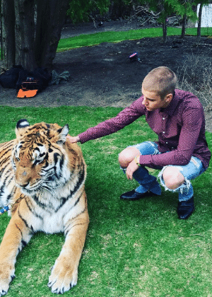 Justin Bieber posa com tigre de bengala acorrentado e é criticado - Reprodução/Instagram Justinbieber
