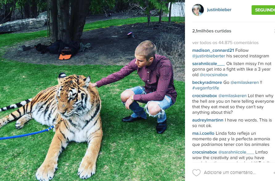 03.mai.2016 - Justin Bieber posa com tigre de bengala acorrentado e é criticado