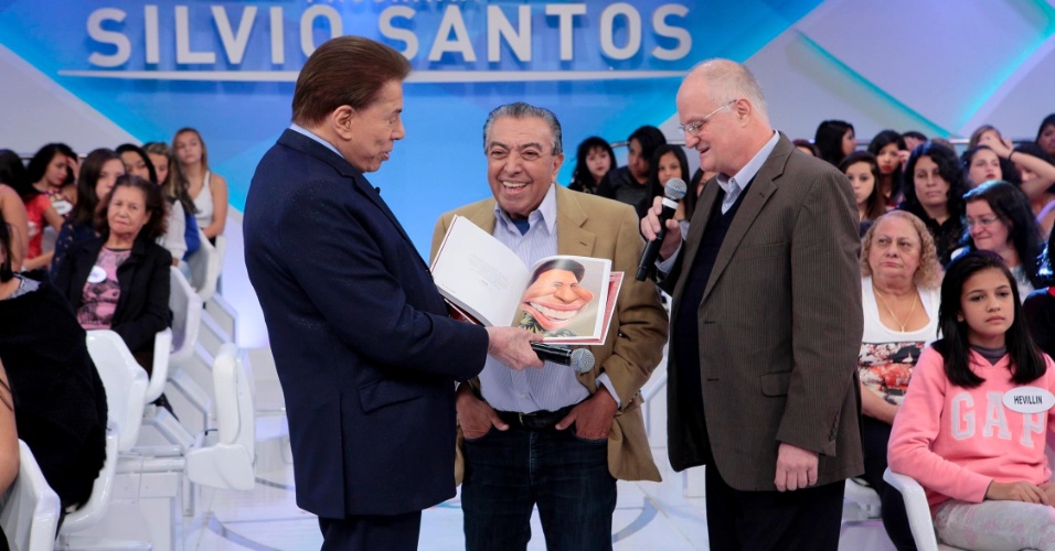 Silvio Santos recebe presente de Mauricio de Sousa, criador da Turma da Mônica