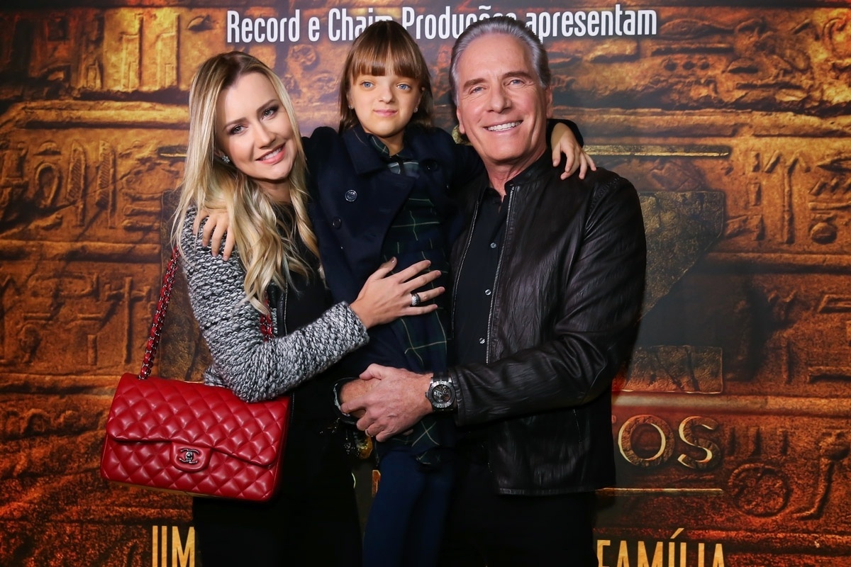 20.jun.2016 - Roberto Justus posa com a mulher Ana Paula Siebert e a filha Rafa Justus na pré-estreia do musical "Os Dez Mandamentos" em São Paulo - Manuela Scarpa e Rafael Cusato/Brazil News