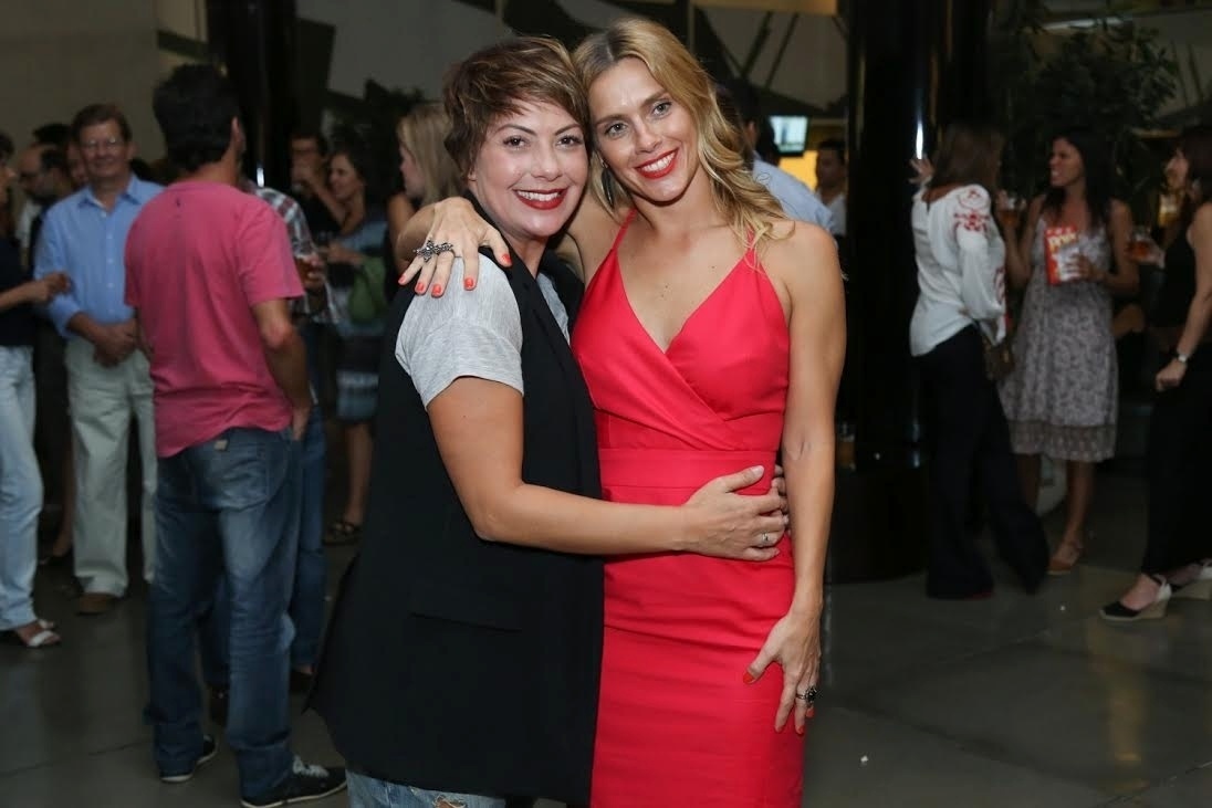 13.set.2016 - Fabiúla Nascimento posa com Carolina Dieckmann na pré-estreia do filme do fime "O Silêncio do Céu", no Shopping da Gávea, no Rio - Roberto Filho/Brazil News