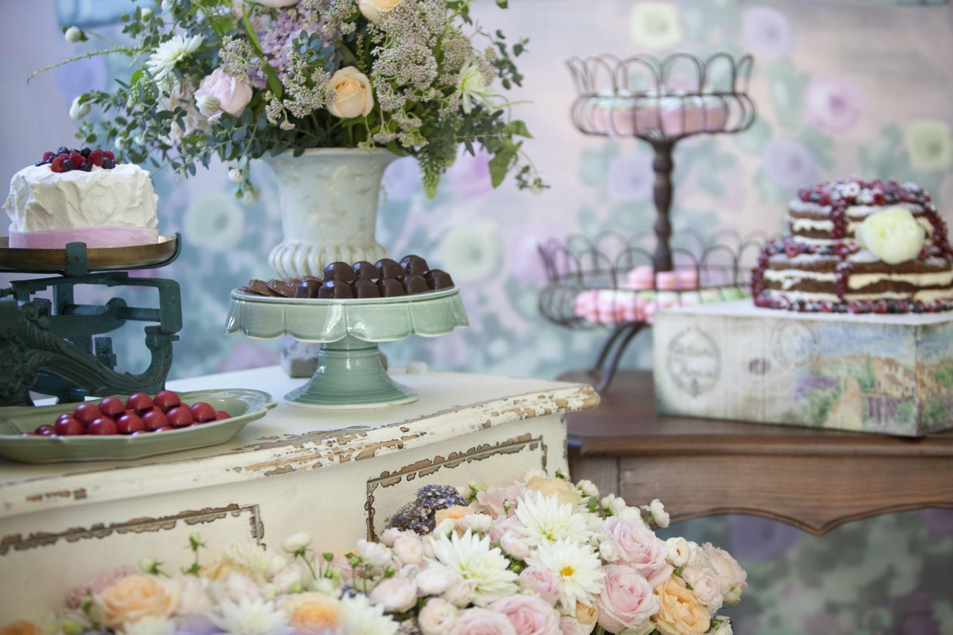 "Sempre sonhamos com uma cerimônia pequena. E, com menos pessoas, pudemos optar por oferecer uma festa de muita qualidade", conta a noiva Bruna Beraldo, que recebeu apenas 30 convidados. Na celebração com ares franceses, os doces e bolos ficaram dispostos sobre móveis com aspecto antigo. Louças em tom pastel e aramados apoiam as gostosuras (imagem de personagem, usar apenas no respectivo material) - Maíra Preto/ Divulgação