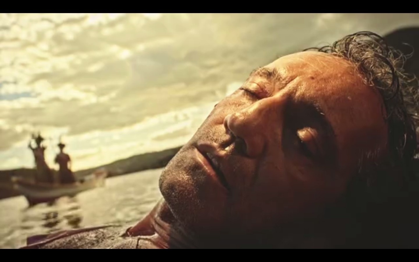 Em "Velho Chico", Santo é encontrado no rio por índios após atentado - Reprodução/TV Globo