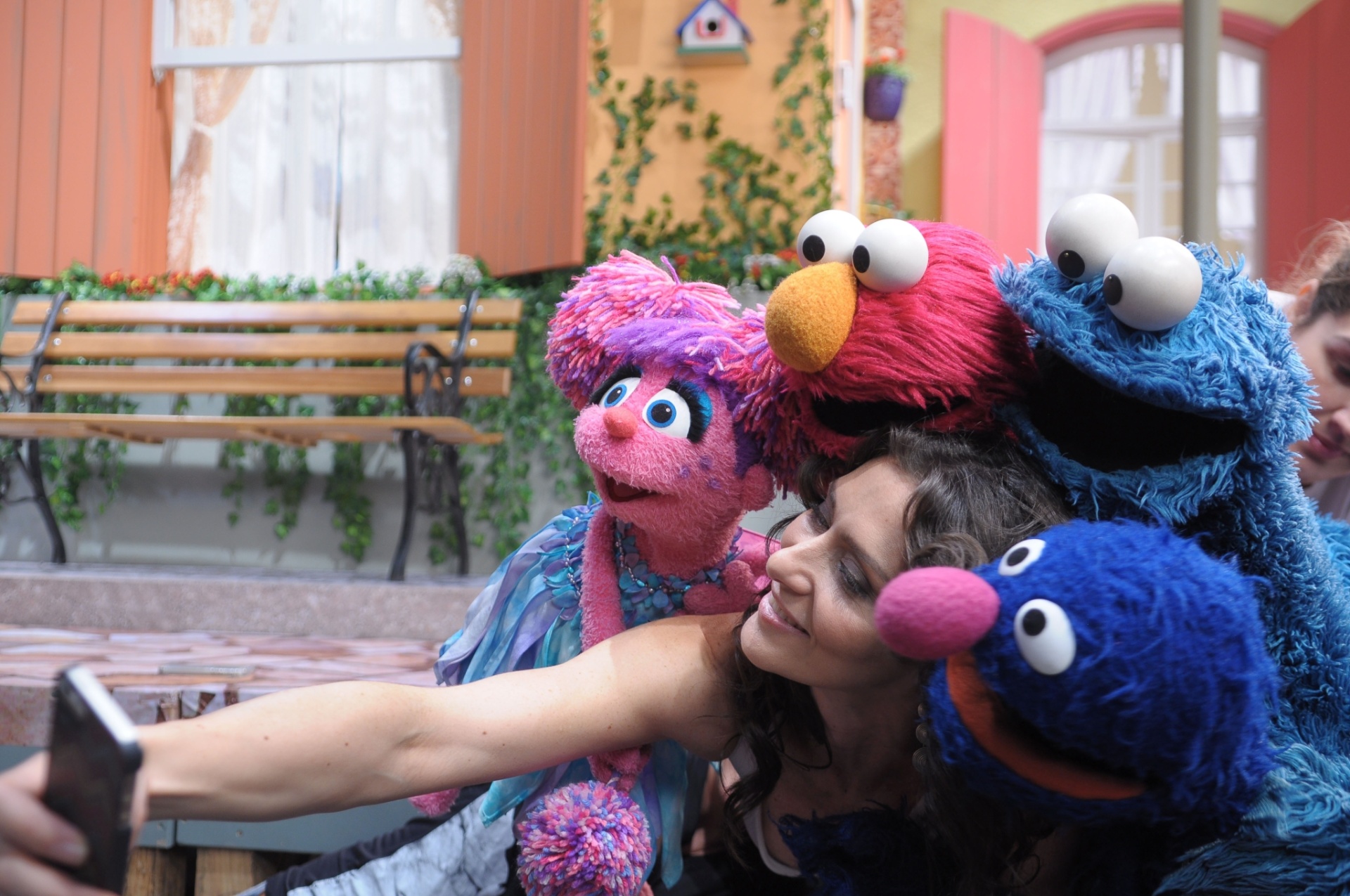 A atriz Maria Fernanda Cândido faz selfie com os bonecos de "Sésamo" - Jair Magri/TV Cultura