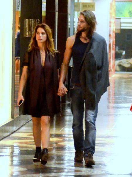 Leticia Spiller é fotografada andando de mãos dadas com o namorado, Pablo Vares de Azevedo - Webert Belizio / AgNews