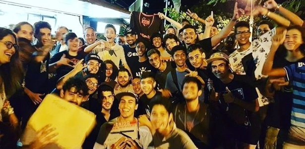 Gabriel "FalleN" Toledo cercado por fãs em Búzios, no Rio de Janeiro - Reprodução