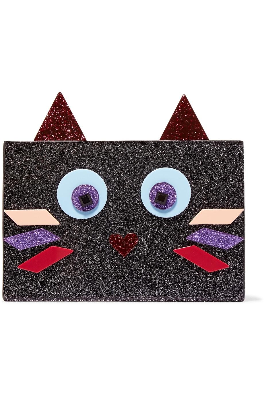 O estilista Karl Lagerfeld tem uma gata famosa, Choupette, e ela foi a musa inspiradora para esta clutch de acrílico com acabamento brilhante e cara de bichano. A bolsinha que leva o nome da felina está à venda no Net-a-Porter (www.net-a-porter.com) por US$ 195 ou pouco mais de R$ 600 (cotação do dia 30.dez.2016) - Divulgação