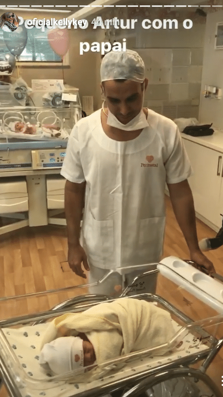 Mico Freitas com o filho recém-nascido, Artur - Reprodução/Instagram/kellykeyoficial