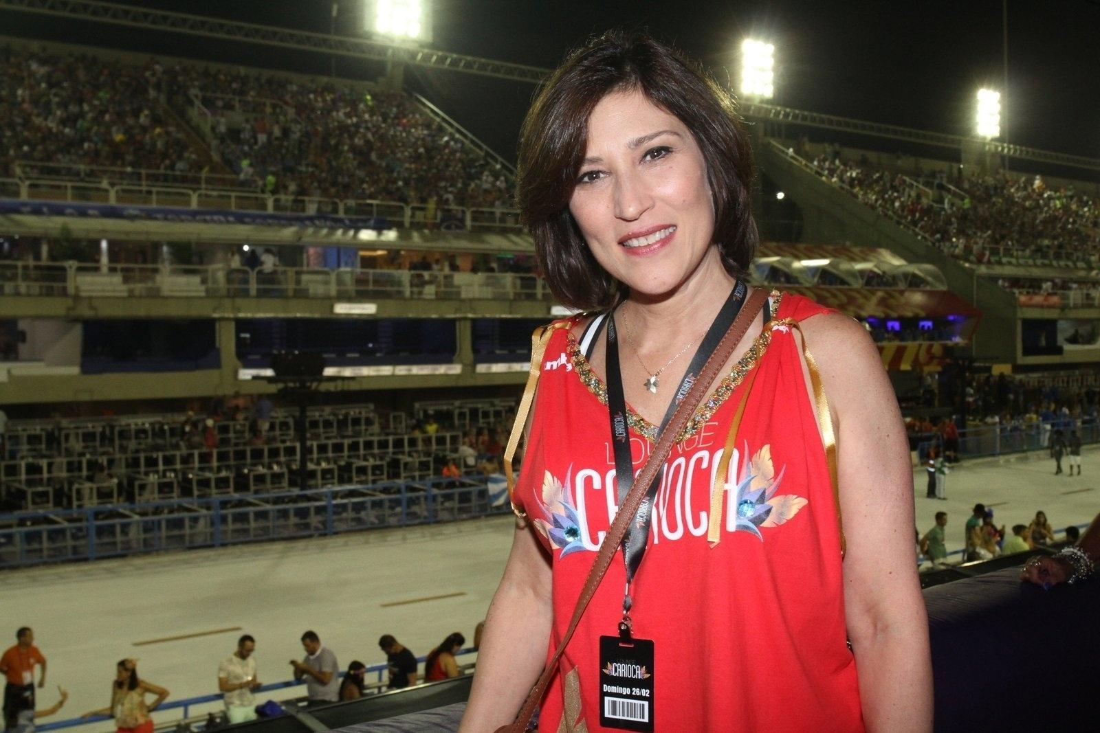 A atriz Beth Goulart também foi conferir o primeiro dia de desfile do Grupo Especial no Rio nos camarotes da Sapucaí - AgNews