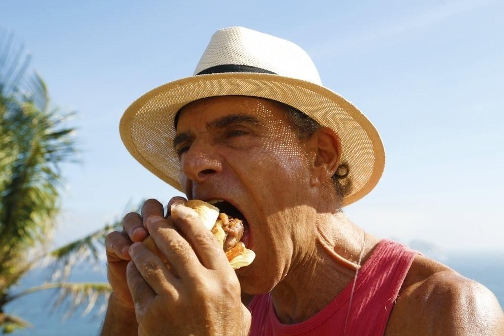 Mario Gomes inaugura venda de hambúrguer gourmet na praia da Joatinga, no Rio de Janeiro - Marcelo de Jesus/UOL