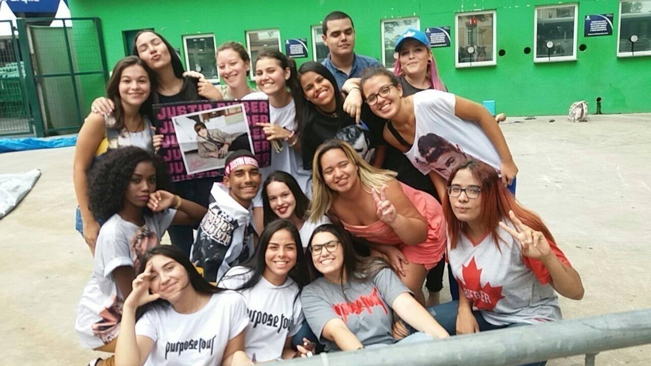 Alex Silva, no centro, e Ester Lima, à direita e de cabelos vermelhos, com outros acampantes em frente ao Allianz Parque, em São Paulo - Arquivo Pessoal