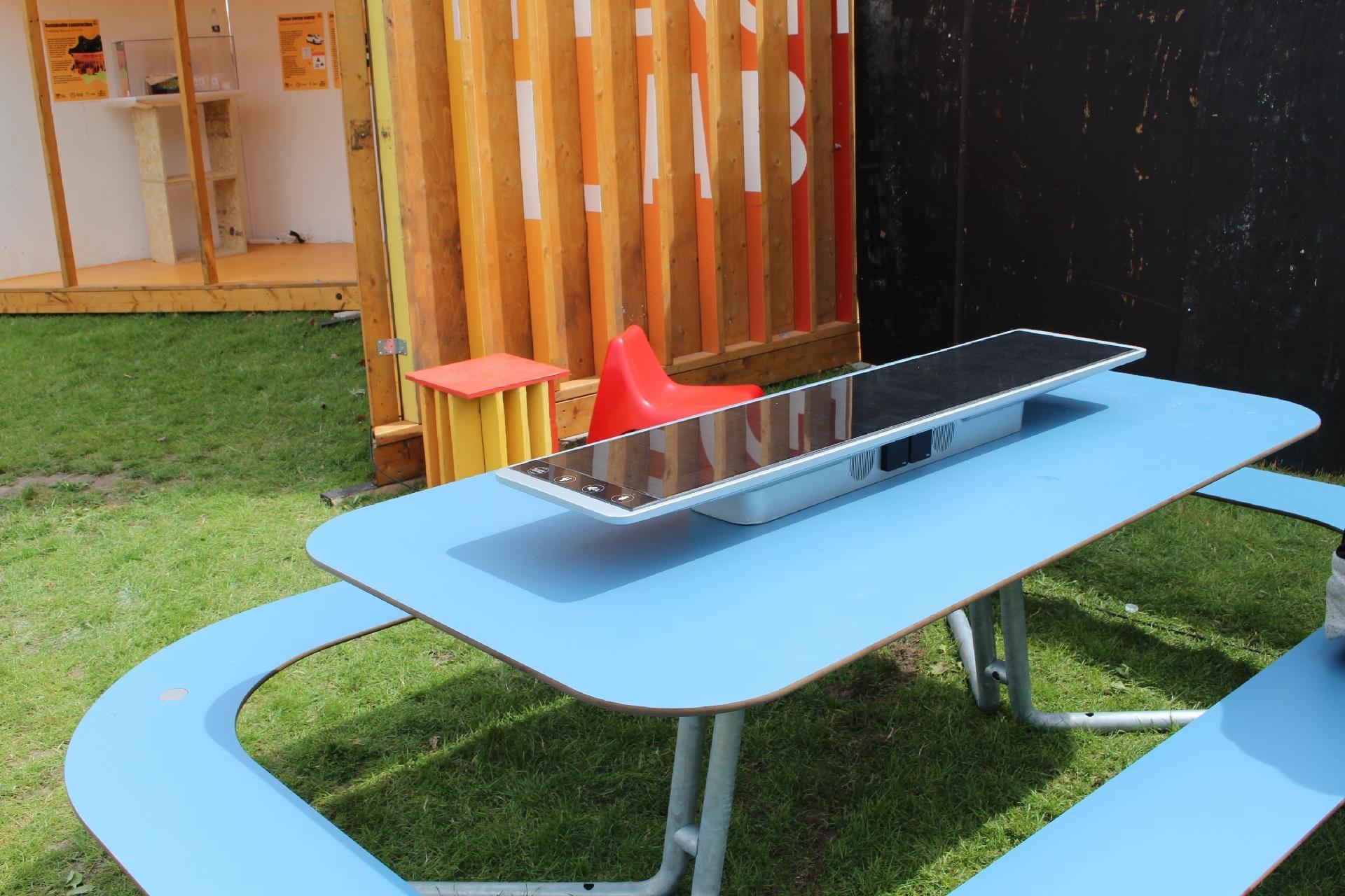 Uma das preocupações dos organizadores do Festival de Roskilde é com o meio-ambiente. A maioria dos carregadores de celular são assim: feitos com placas solares, especialmente úteis na Dinamarca, onde o sol nasce às 4h30 e só se põe às 23h - Felipe Branco Cruz/UOL