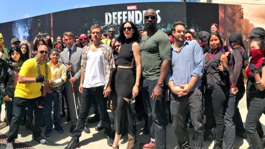 Foram para a galera! "Os Defensores" posam com cosplayers na Comic-Con - Divulgação/Marvel